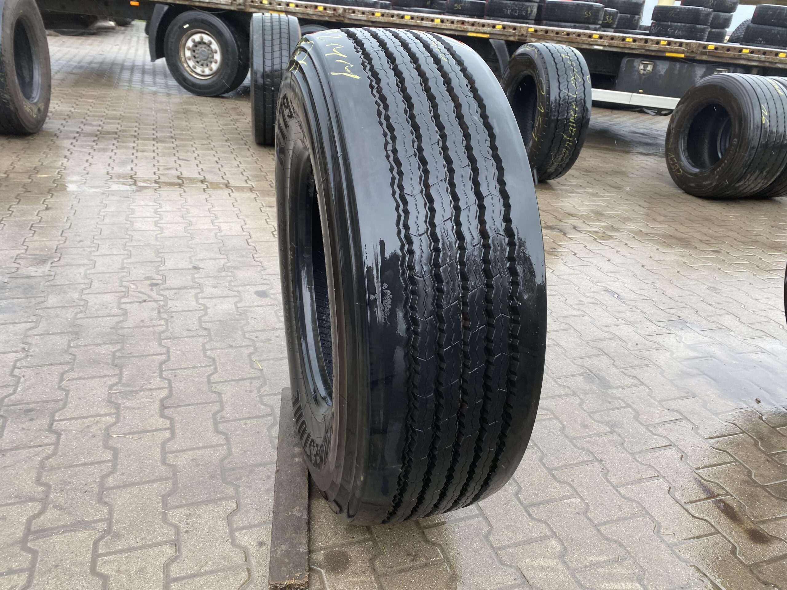 385/65R22.5 BRIDGESTONE R179+ / 12mm BRIDGESTONE