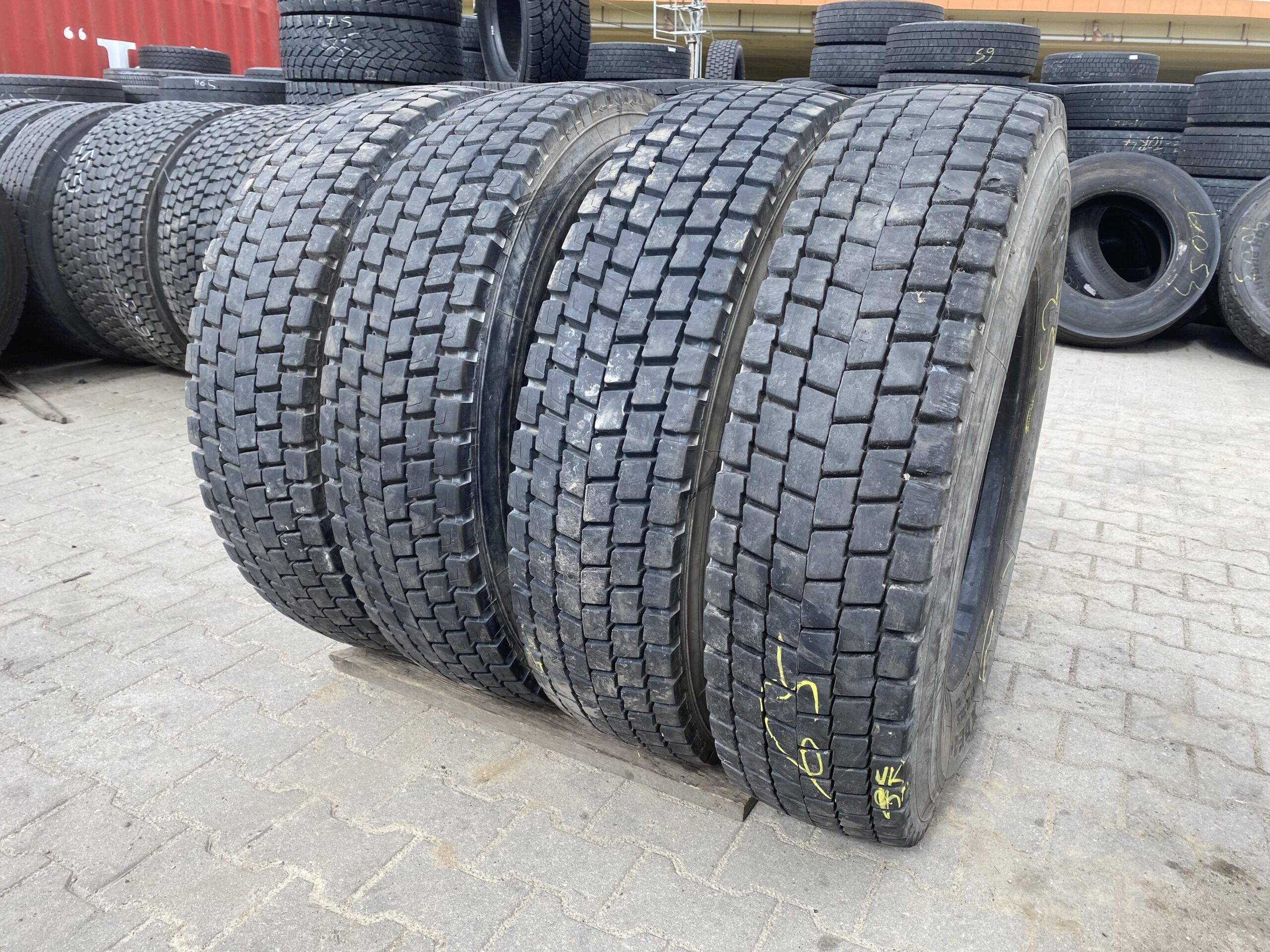 11R22.5 MICHELIN XDE2+ / 16-18mm MICHELIN XDE