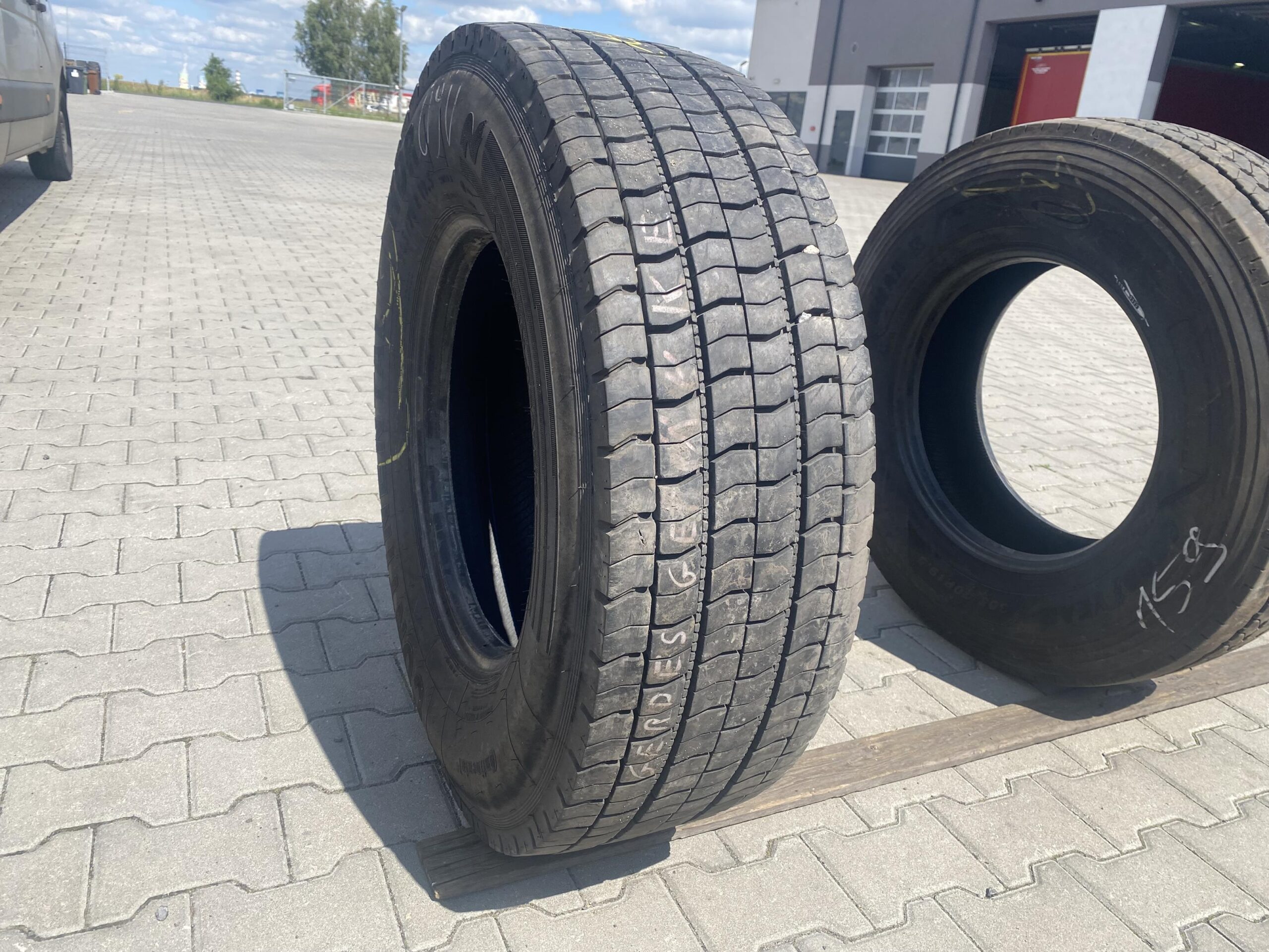 305/70R19.5 CONTINENTAL HDR / 11-14mm CONTINENTAL HD