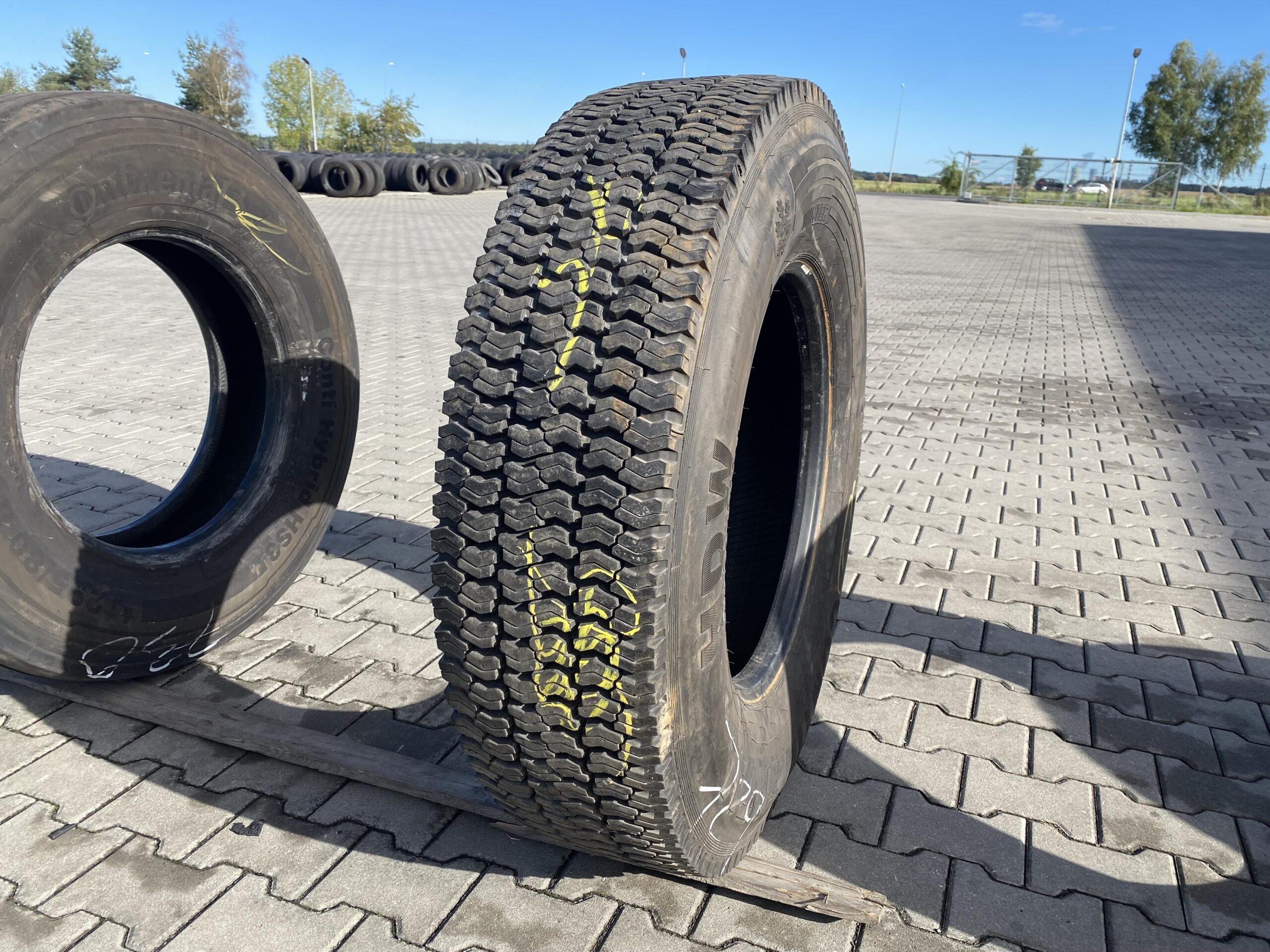 295/80R22.5 CONTINENTAL HDW SCANDINAVIA / 12-14mm CONTINENTAL HDW SCANDINAVIA