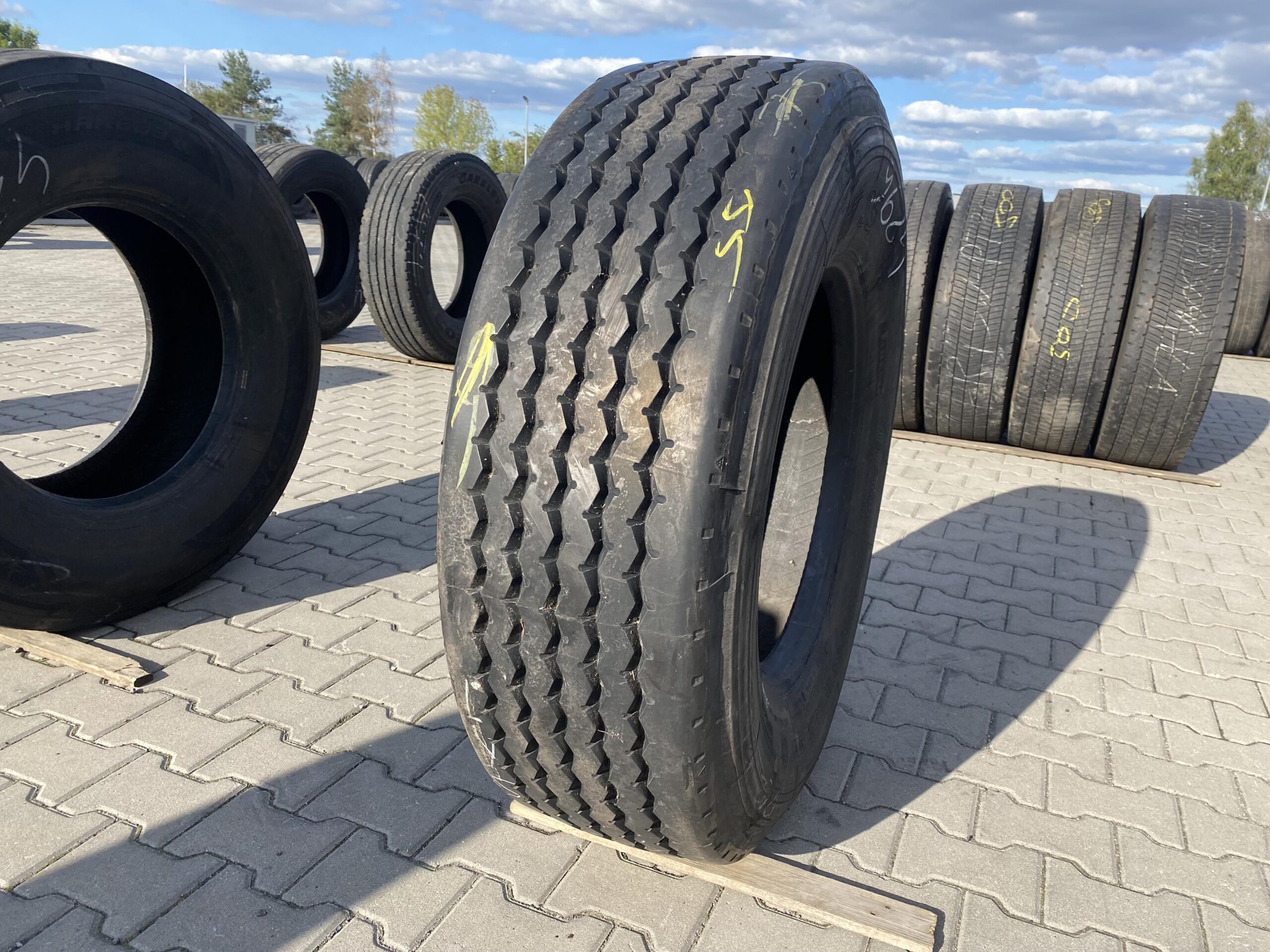 385/65R22.5 BIEŻNIKOWANA NACZEPA / 12-13mm BIEŻNIKOWANA NACZEPA