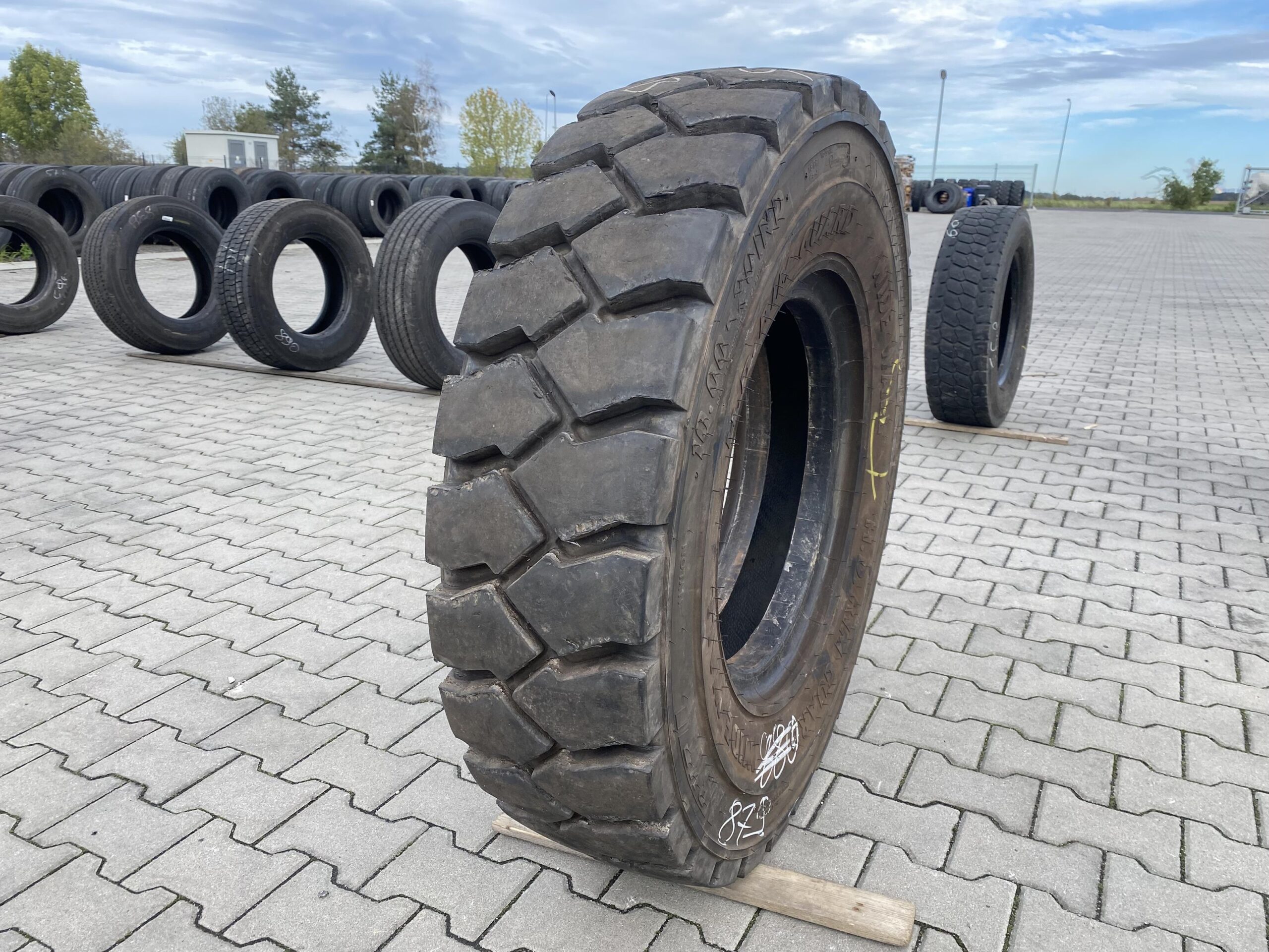 Opona do wózków widłowych 10.00-20 IND BKT WIDE WALL POWER TRAX H.P Opona do wózków widłowych IND BKT WIDE WALL POWETRAX HP