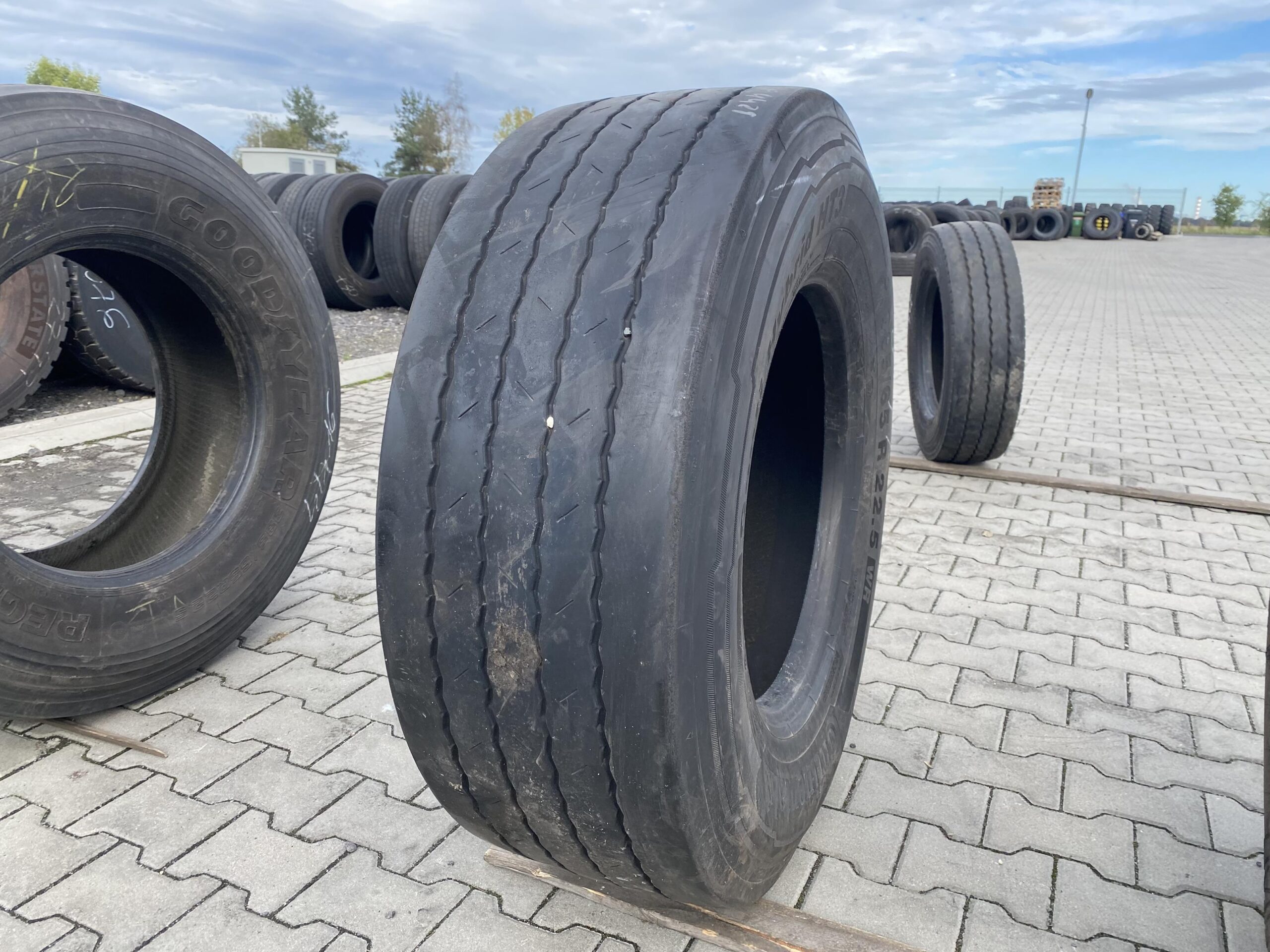 385/65R22.5 CONTINENTAL CONTI HYBRID HT3 WR / 5-6mm CONTINENTAL CONTI HYBRID HT W