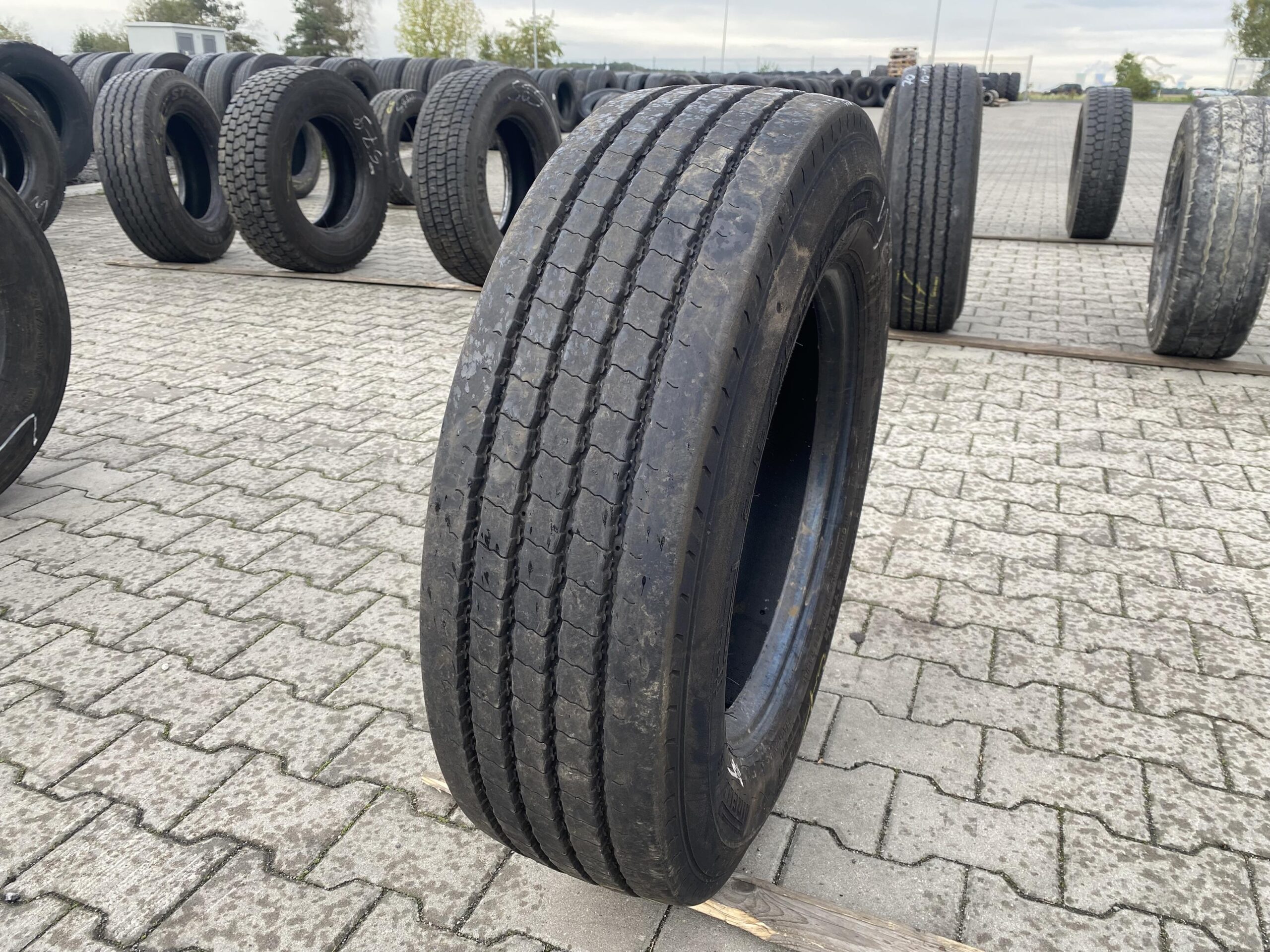 245/70R19.5 PIRELLI R02 PROFUEL STEER / 8mm PIRELLI PROFUEL STEE