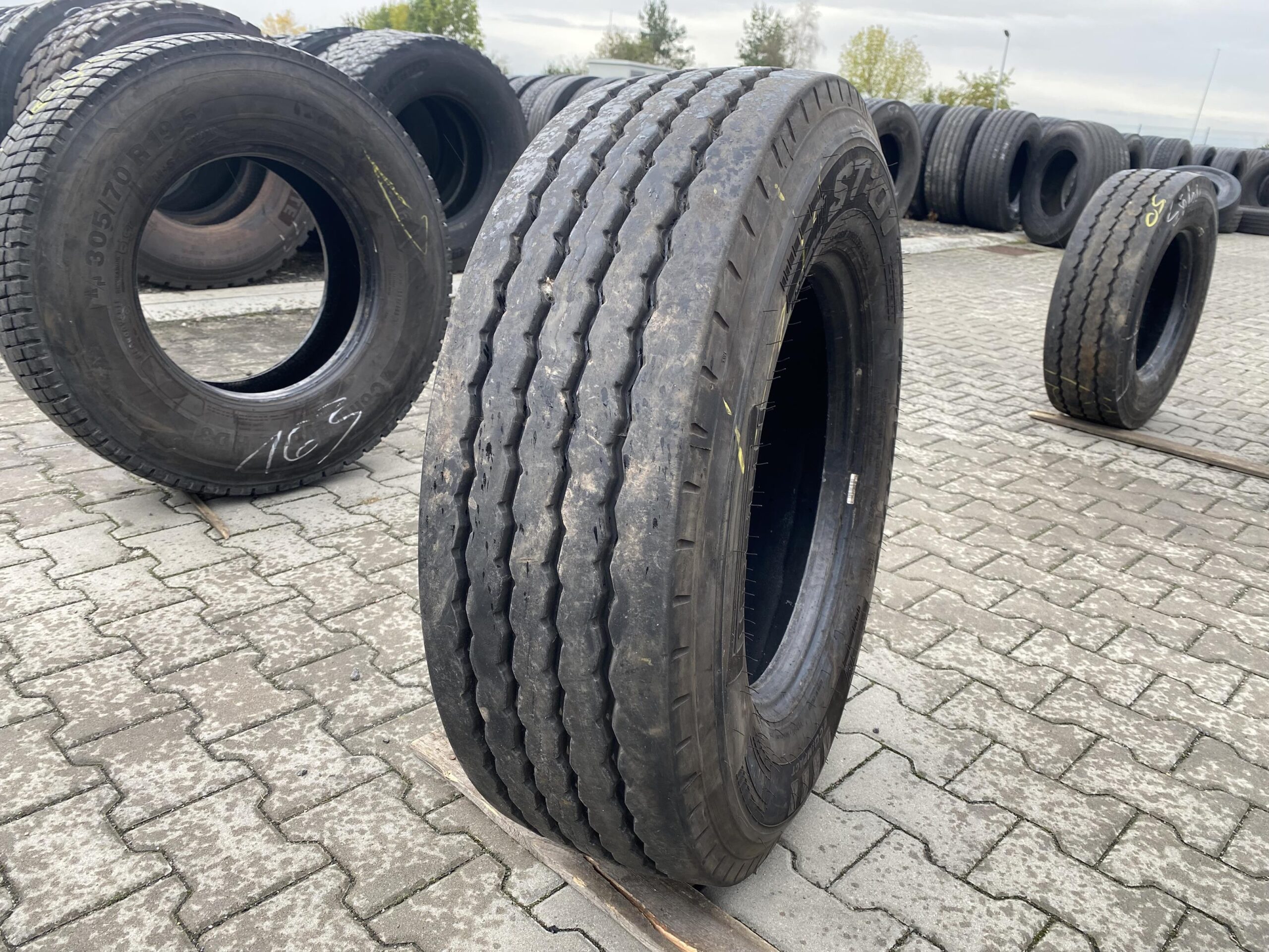 285/70R19.5 PIRELLI ST:01 / 12mm PIRELLI ST