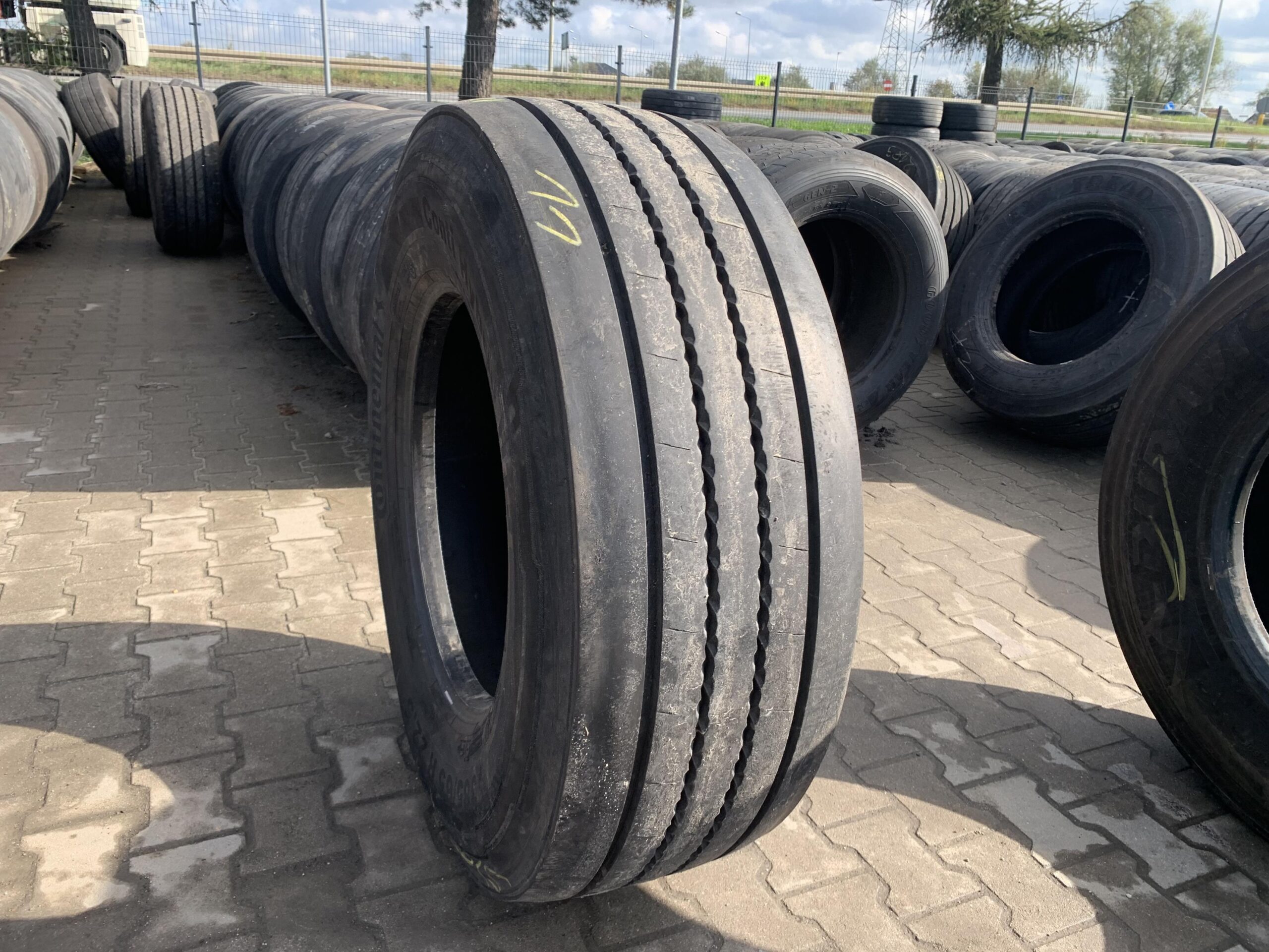 385/65R22.5 CONTINENTAL CONTI HYBRID HT3 / 12-13mm CONTINENTAL CONTI HYBRID HT