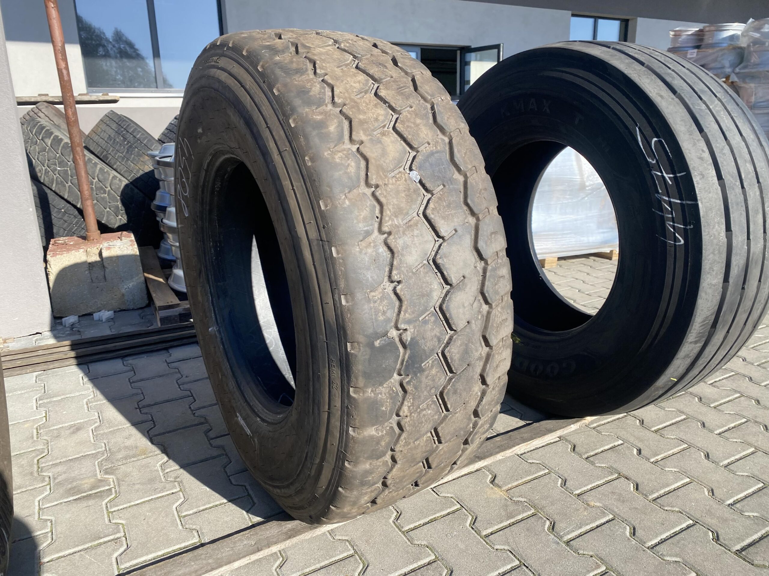 385/65R22.5 BIEŻNIKOWANA TYP MICHELIN XZY3 / 11-12mm BIEŻNIKOWANA TYP MICHELIN XZY