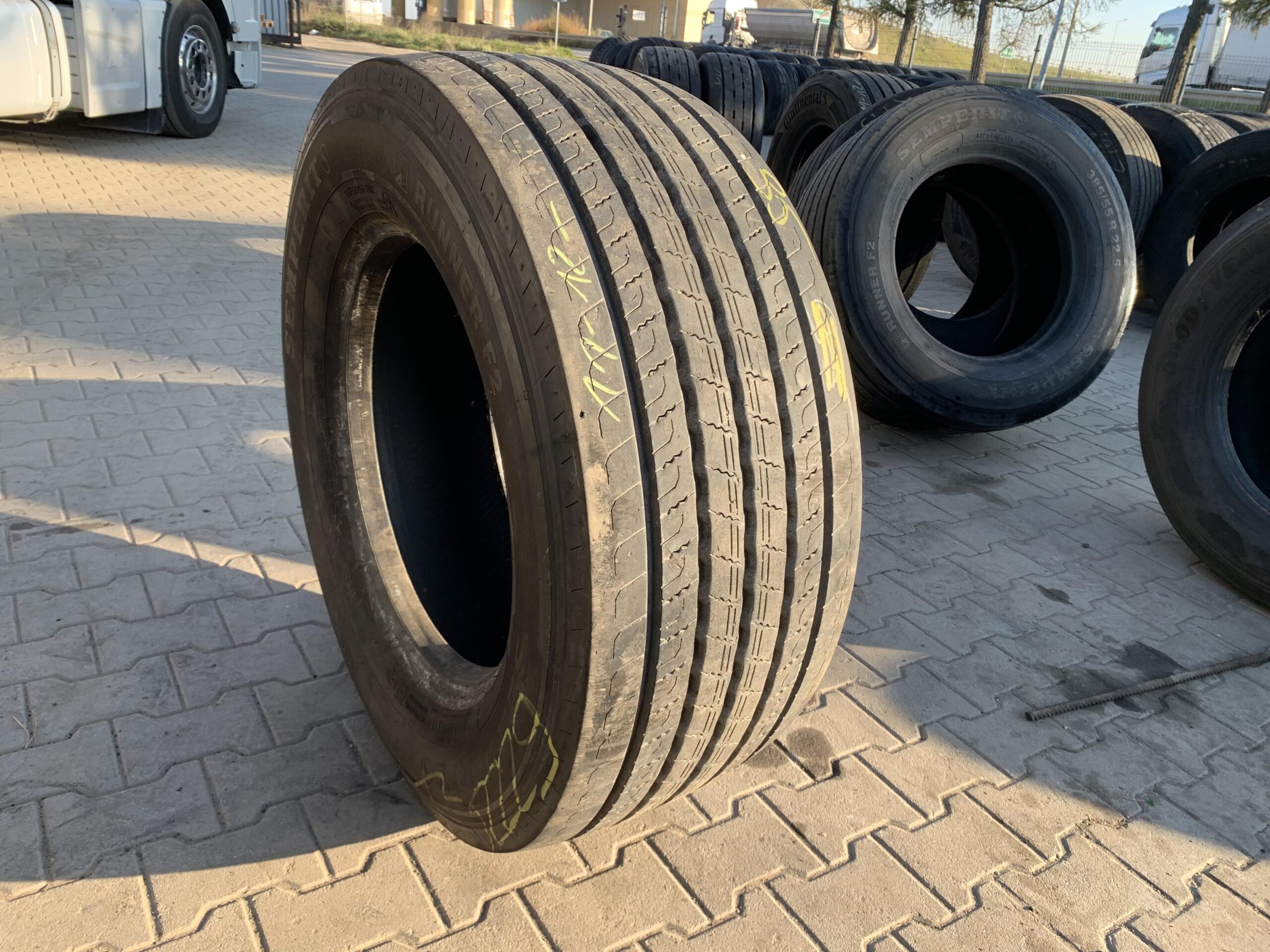 385/55R22.5 SEMPERIT RUNNER F2 / 11-12mm SEMPERIT RUNNEF