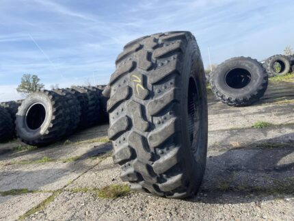 Opona do maszyn budowlanych MAXAM MS  Bieżnika