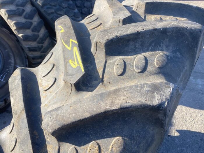 Opona rolnicza 420/85R24 16.9R24 BKT AGIMAX RT855 / 70/80% bieżnika