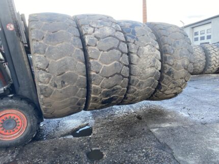 Opony do maszyn leśnych 23.5R25 BKT EARTHMAX SR30 / 40% bieżnika