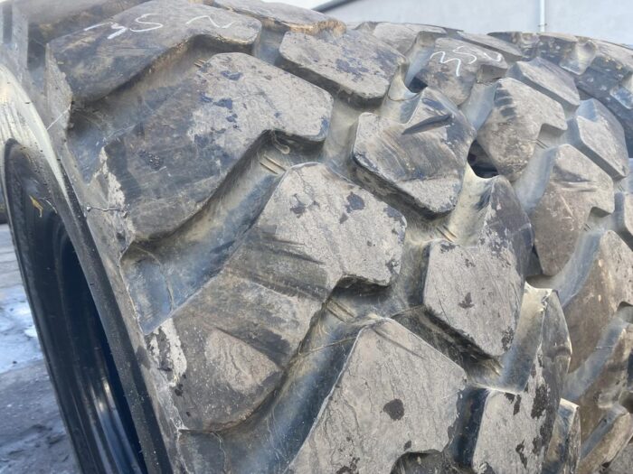 Opony do maszyn leśnych 20.5R25 BKT EARTHMAX SR51 / 70% bieżnika