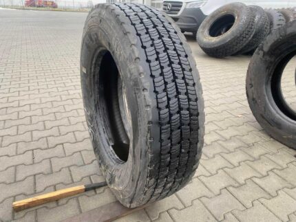 Używane opony do ciężarówek 275/70R22.5  BIEŻNIKOWANA TYP RECAMIC XDA4S  14-17mm
