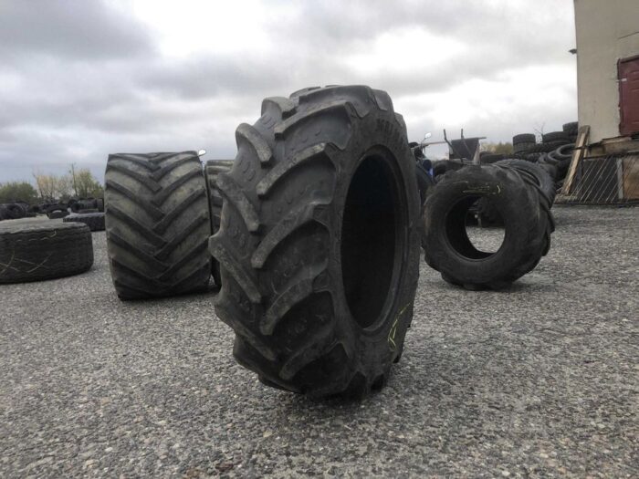 Opony do przyczepy rolniczej 280/70R18 BKT AGRIMAX / 70% BIEŻNIKA