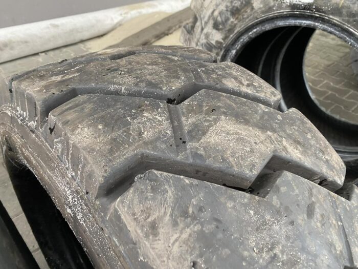 Opony przemysłowe  315/70R15, 300R15 MICHELIN XZM / 85% Bieżnika