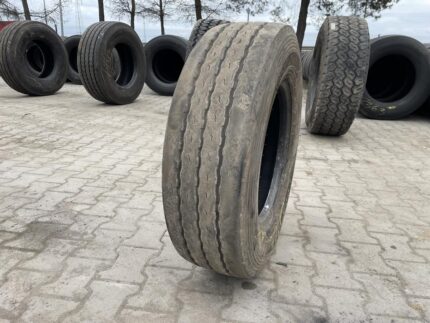  Opona używana ciężarowa naczepowa 235/75R17.5 GOODYEAR KMAX T / 8-9mm