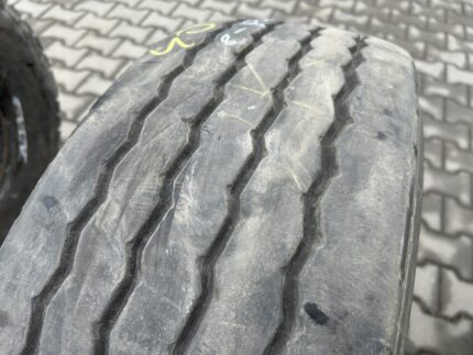 Opona używana ciężarowa naczepowa 285/70R19.5 PIRELLI ST:01 / 8-9mm