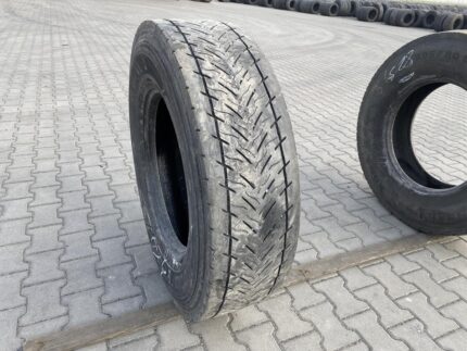  Opona ciężarowa używana napędowa 295/80R22.5 GOODYEAR KMAX D / 10-11mm