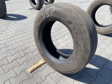 Opona ciężarowa używana naczepowa 245/70R19.5 DUNLOP SP246 / 8-9mm