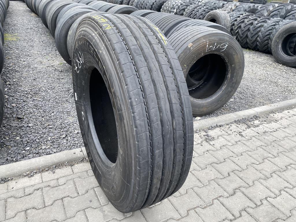 Opona ciężarowa używana prowadząca 315/80R22.5 DAYTON D800M / 13-14mm Opona ciężarowa używana prowadząca 315/80R22.5 LEAO MULTI-ROAD KTS300 / 14mm