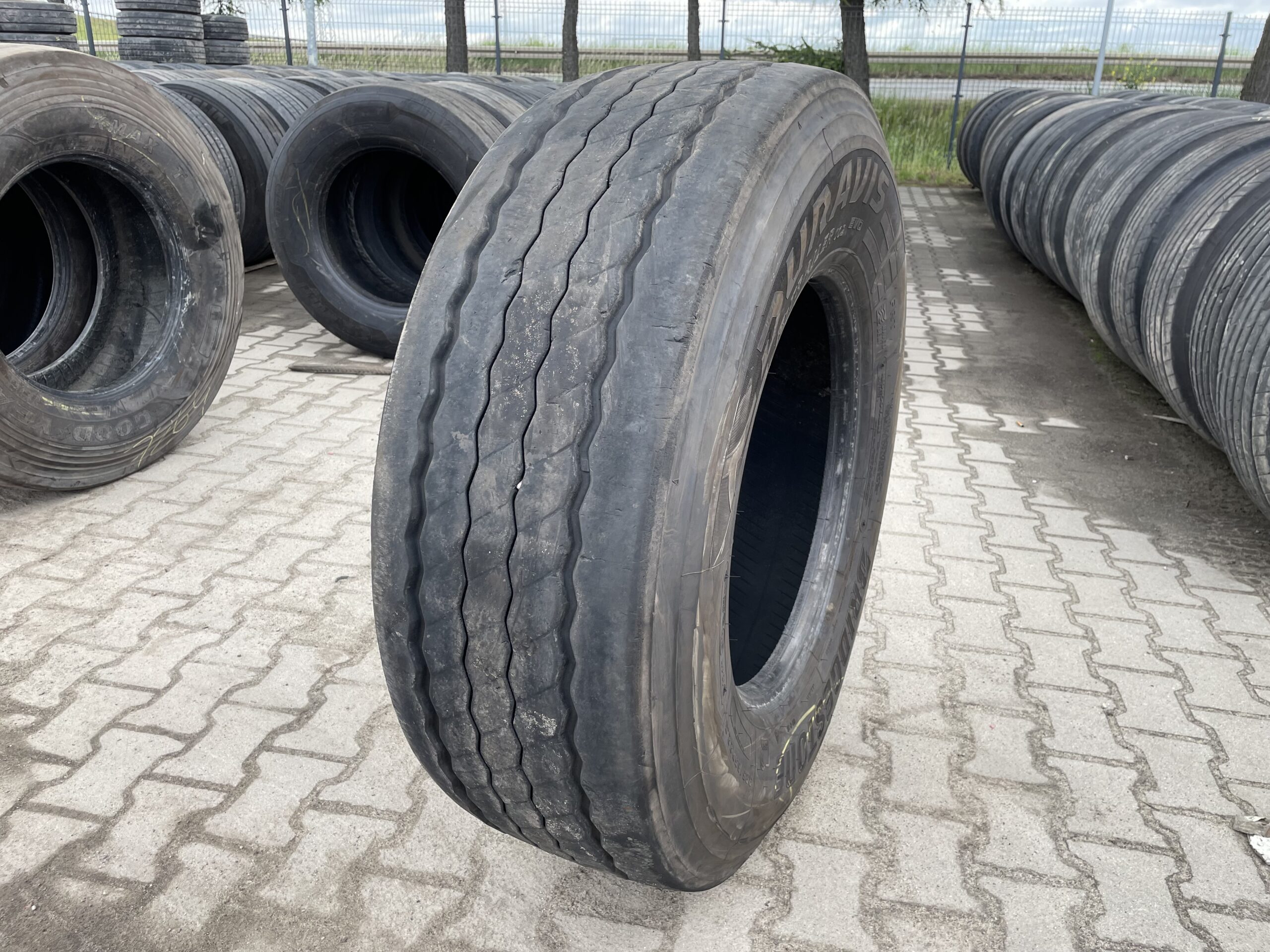 Opona używana ciężarowa do naczepy 385/65R22.5 BRIDGESTONE DURAVIS R-TRAILER 002 EVO / 11mm Opona używana ciężarowa do naczepy 385/65R22.5 BRIDGESTONE DURAVIS R-TRAILER 002 EVO / 11mm
