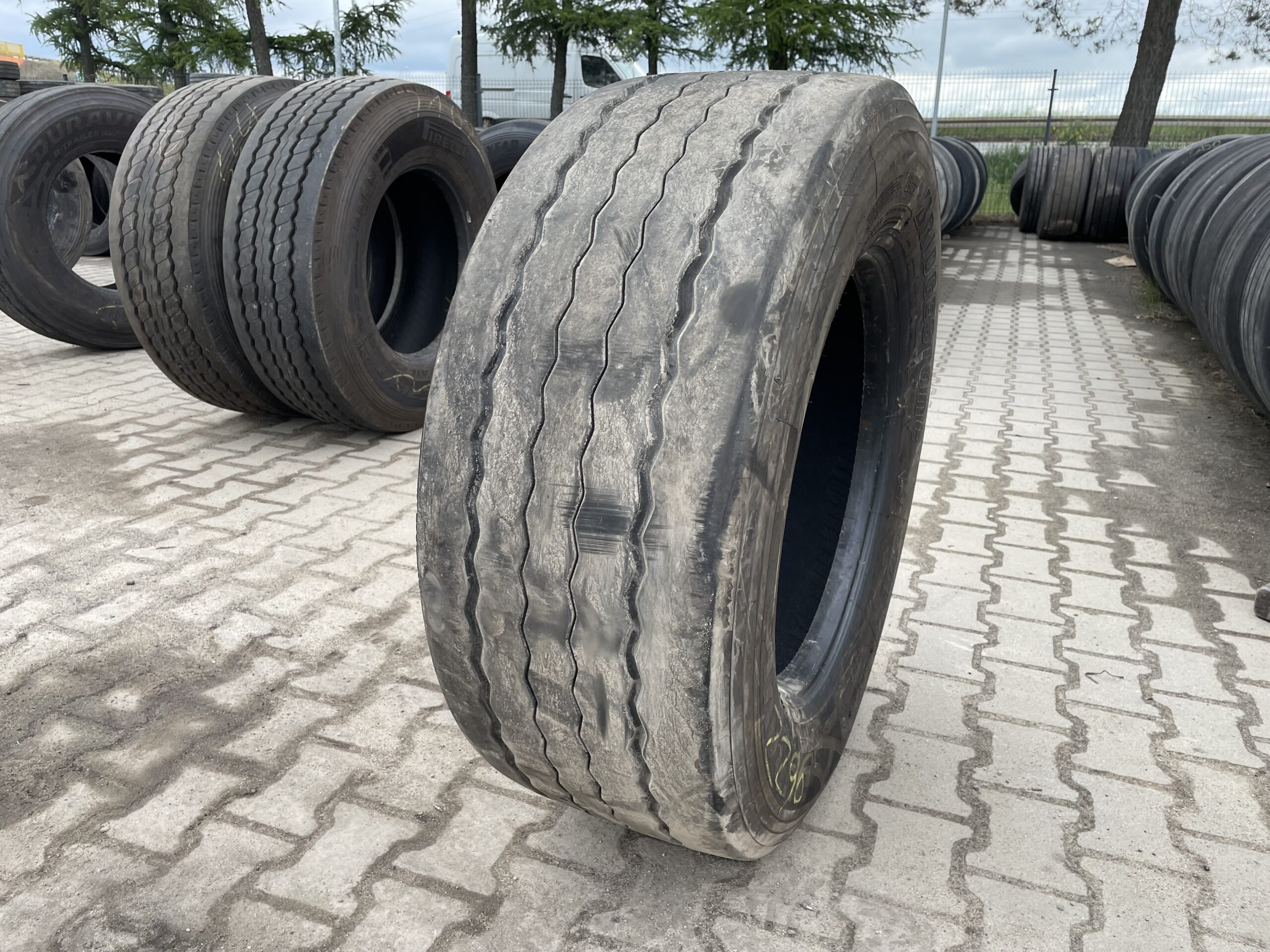 Opona używana ciężarowa naczepowa 385/55R22.5 BRIDGESTONE DURAVIS R-TRAILER 002 / 8-9mm Opona używana ciężarowa naczepowa 385/55R22.5 BRIDGESTONE DURAVIS R-TRAILER 002 / 8-9mm