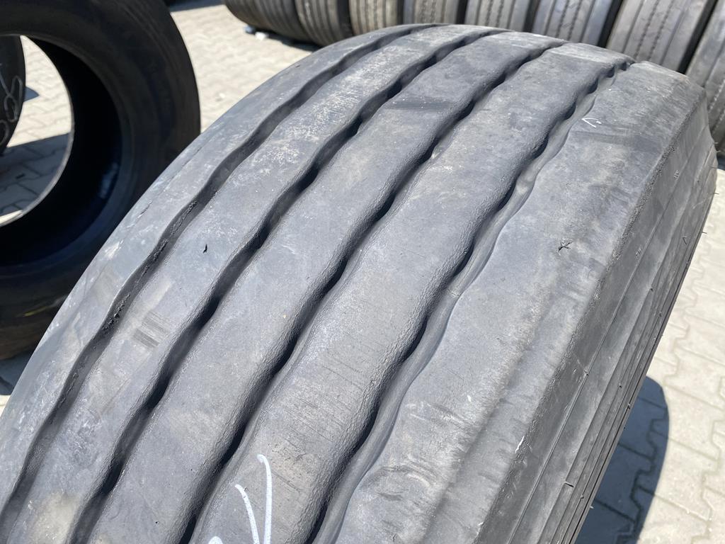 Opona ciężarowa używana naczepowa 385/65R22.5 PHAROS TRAILER / 10-11mm Opona ciężarowa używana naczepowa 385/65R22.5 PHAROS TRAILER / 10-11mm