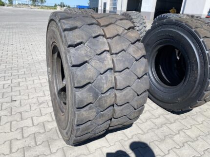 Opona przemysłowa wysokiej wydajności 12.00-20 BKT POWER TRAX HD / 60% Bieżnika