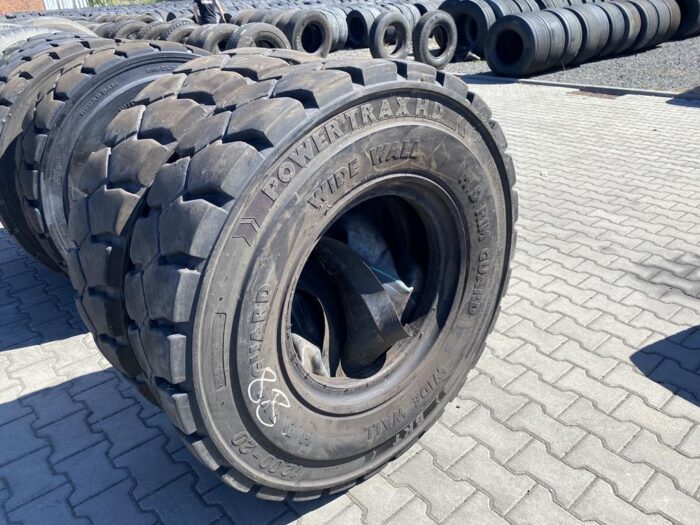 Opona przemysłowa wysokiej wydajności 12.00-20 BKT POWER TRAX HD / 60% Bieżnika