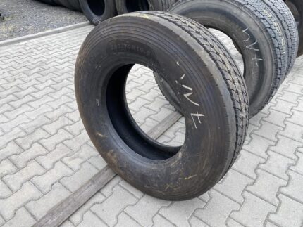 Opona ciężarowa używana prowadząca 285/70R19.5 GOODYEAR KMAX S / 7-9mm