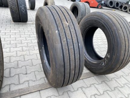  Opona ciężarowa używana naczepowa 285/70R19.5 GOODYEAR KMAX T / 10-11mm