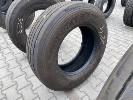 Opona ciężarowa używana naczepowa 285/70R19.5 GOODYEAR KMAX T / 10-11mm