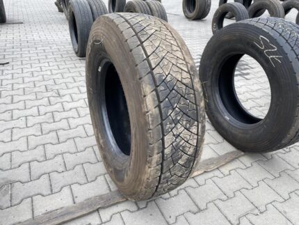 Opona ciężarowa używana napędowa 305/70R19.5 GOODYEAR KMAX D / 7-12mm