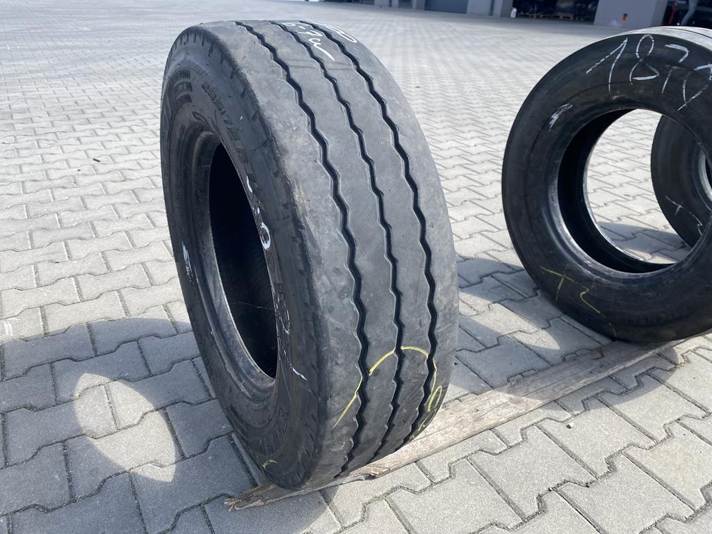 Opona ciężarowa używana naczepowa 235/75R17.5 PIRELLI ST:01 / 6-7mm Opona ciężarowa używana naczepowa 235/75R17.5 PIRELLI ST:01 / 6-7mm