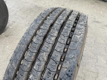 Opona używana ciężarowa przednia 235/75R17.5 MICHELIN X MULTI Z / 100% BIEŻNIKA