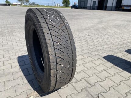  Opona ciężarowa używana napędowa 265/70R19.5 GOODYEAR KMAX D / 10-11mm