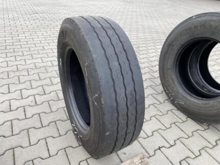  Opona ciężarowa używana naczepowa 245/70R19.5 GOODYEAR KMAX T / 6mm