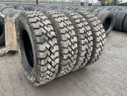  Opony używane ciężarowe napędowe budowlane 295/80R22.5 BIEŻNIKOWANA TYP KOSTKA BUDOWLANA / 17-18mm