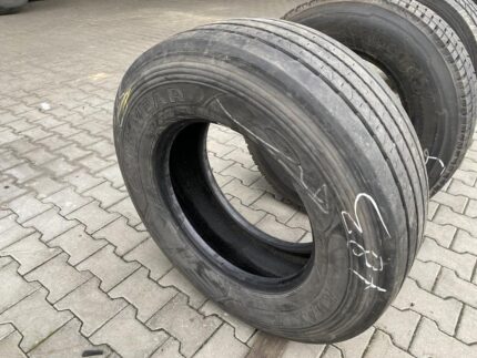 Opona ciężarowa używana naczepowa 285/70R19.5 GOODYEAR KMAX T / 8-10mm