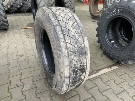  Opona ciężarowa używana napędowa 305/70R19.5 GOODYEAR KMAX D / 8-9mm