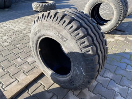 Opona do maszyn rolniczych 13.0/75-16 BKT IMPLEMENT AW702 / 90% Bieżnika