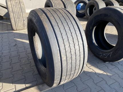  Opona używana ciężarowa naczepowa 435/50R19.5 GOODYEAR FUEALMAX T / 9-11mm