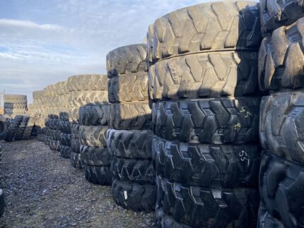  Opony przemysłowe do koparki 290/90-20 LIEBHERR EXCAVATOR EM-22 / 60-80% Bieżnika