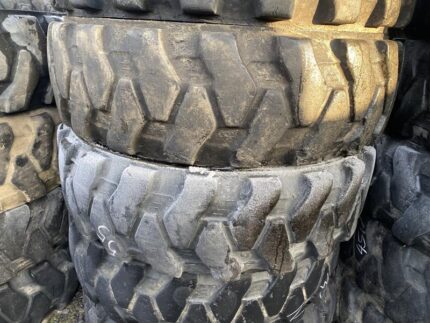 Opony przemysłowe do koparki 290/90-20 LIEBHERR EXCAVATOR EM-22 / 60-80% Bieżnika