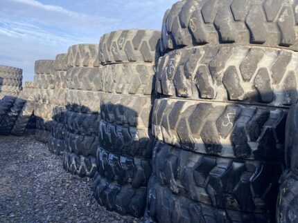  Opony przemysłowe do koparki 290/90-20 LIEBHERR EXCAVATOR EM-22 / 40-60% Bieżnika