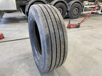 Opona ciężarowa używana prowadząca 315/70R22.5 SEMPERIT RUNNER F2 / 13-14mm