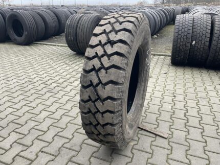  Opona używana ciężarowa napędowa budowlana 295/80R22.5 BIEŻNIKOWANA TYP KOSTKA BUDOWLANA / 17-18mm