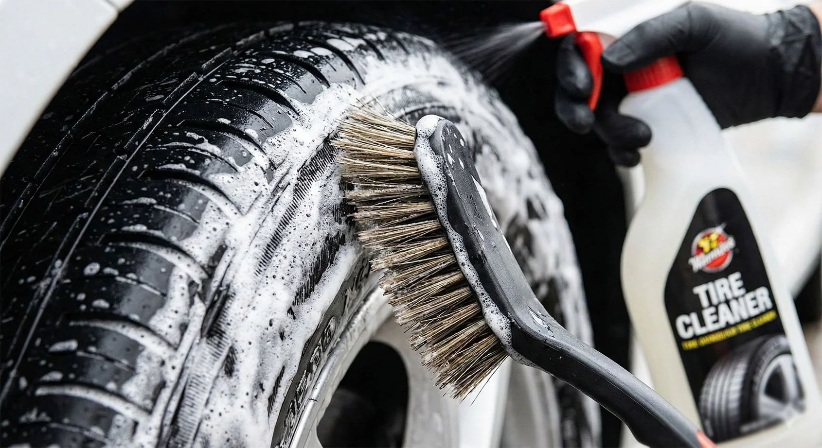 chemia-warsztatowa-a-guma-detail-shot-szczotka-pianownica