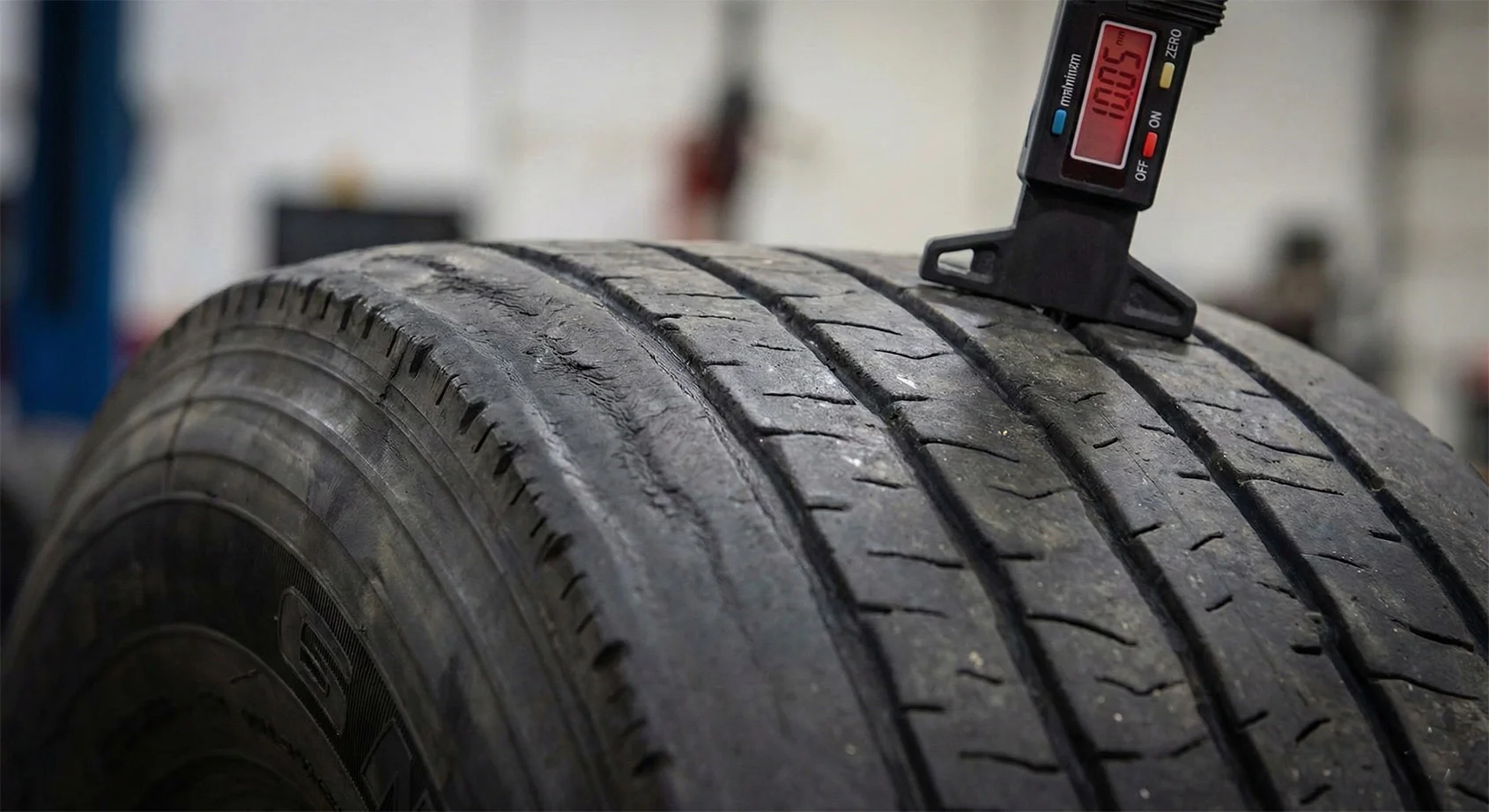 nieregularne-zuzycie-bieznika-detal-pomiar