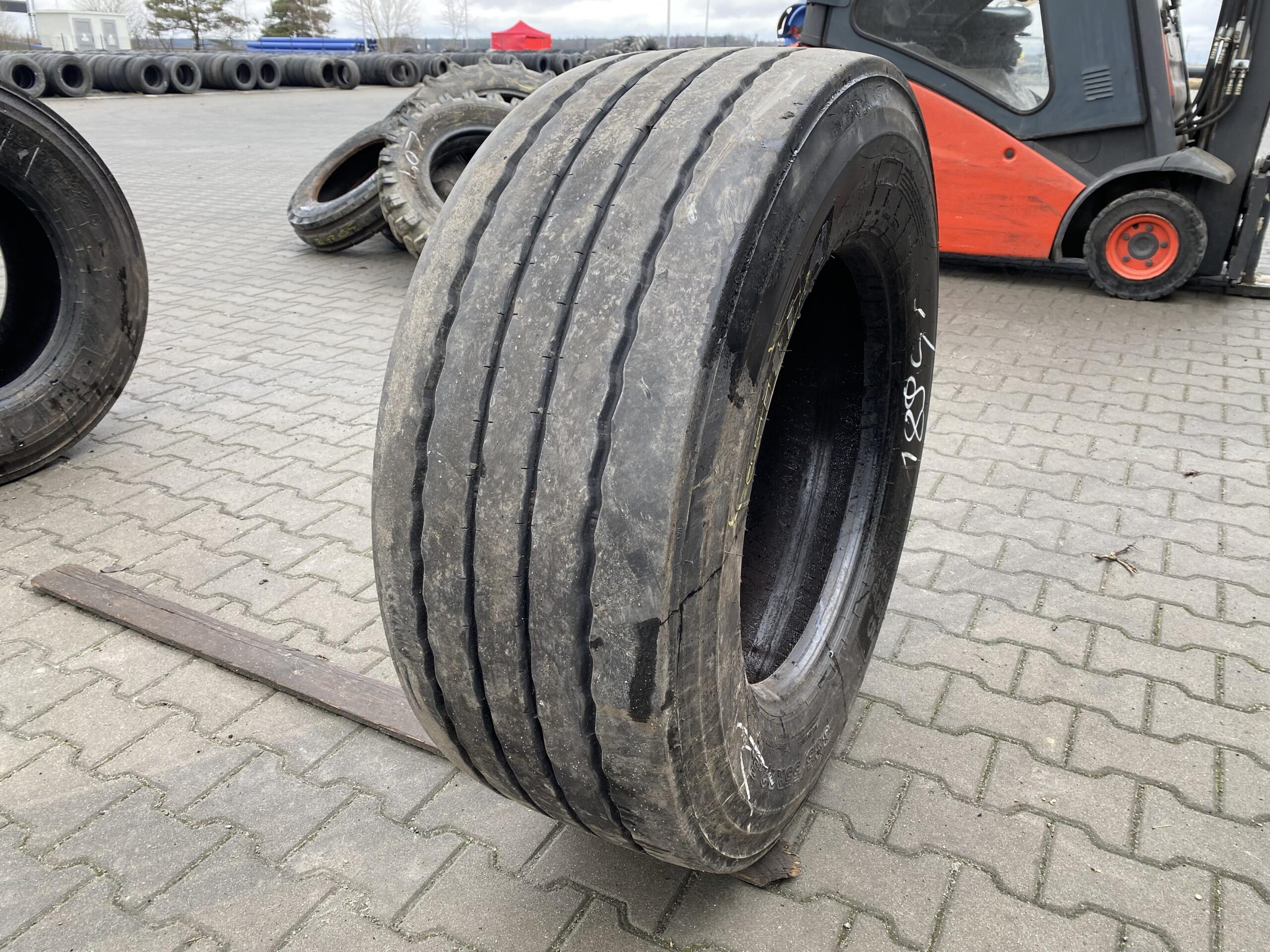Opona używana ciężarowa naczepowa 385/55R22.5 GITI GTR955 / 9-11mm Opona używana ciężarowa naczepowa 385/55R22.5 GITI GTR955 / 9-11mm